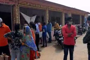 ଅବ୍ୟବସ୍ଥାରେ ଟିକାକରଣ କେନ୍ଦ୍ର, କିଏ ପାଉଛି ତ କାହା ପାଇଁ ନାହିଁ ଟିକା