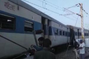 ବଗିରୁ ଅଲଗା ହୋଇ ଦେବ ନଦୀକୁ ଖସିଲା ଇଞ୍ଜିନ, ଅଳ୍ପକେ ବର୍ତ୍ତିଲେ ଯାତ୍ରୀ