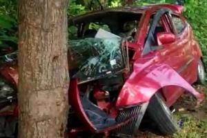 ଭାରସାମ୍ଯ ହରାଇ ଗଛକୁ ପିଟିଲା କାର୍: ଦମ୍ପତି ମୃତ, ୩ ଗୁରୁତର