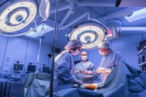 ଡାକ୍ତରଖାନାରେ ଆଶ୍ଚର୍ଯ୍ୟପୂର୍ଣ୍ଣ ଘଟଣା : ନିଜକୁ ଡାକ୍ତର କହି ସିକ୍ୟୁରିଟି ଗାର୍ଡ କଲା ରୋଗୀର ଅସ୍ତ୍ରୋପଚାର !