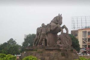 ମାଷ୍ଟରକ୍ୟାଣ୍ଟିନ ଛକରେ ଥିବା ଯୋଦ୍ଧା ଘୋଡାର ମୂର୍ତ୍ତୀକୁ ଅନ୍ୟତ୍ର ସ୍ଥାନାନ୍ତର ନେଇ ତେଜିଲା ରାଜନୀତି