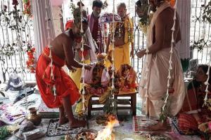 କୋଭିଡ କଟକଣାକୁ ମାନି ବୈଦିକ ରୀତିନୀତିରେ ସମ୍ପନ୍ନ ହେଲା ଦେବଦମ୍ପତିଙ୍କ ବିବାହ