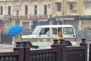 ସୁରକ୍ଷା ବଳୟ ଭାଙ୍ଗି ଅରୁଣ ସ୍ତମ୍ଭ ନିକଟରେ ପହଞ୍ଚିଲା ଗାଡ଼ି