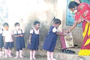 ନାଳ ଡେଇଁ ଲୋକଙ୍କ ସେବାରେ ଯାଉଛନ୍ତି ଲଳିତା