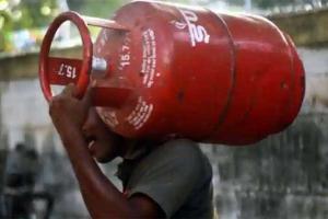LPG ଦର ବୃଦ୍ଧି : ୬ ମାସରେ ବଢ଼ିଲା ୧୩୮ ଟଙ୍କା