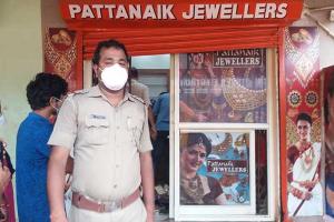 ସୁନା ଦୋକାନରୁ ଲକ୍ଷାଧିକ ଟଙ୍କାର ଗହଣା ଲୁଟିନେଲେ ଲୁଟେରା