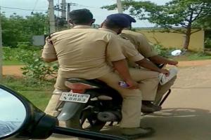 ଟ୍ରାଫିକ ନିୟମକୁ ଉଲଙ୍ଘନ କରୁଛନ୍ତି ଖୋଦ ପୋଲିସ ବାବୁ, ବିନା ହେଲମେଟ୍ ରେ ଯାଉଛନ୍ତି ୩ କର୍ମଚାରୀ