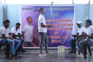 ଗିନିଜ ବୁକ୍ ଅଫ୍ ୱାର୍ଲଡ୍ ରେକର୍ଡ ନିଶା, ଗୋଟିଏ ଆଙ୍ଗୁଠିରେ ୩ ଘଣ୍ଟା ହକି ଷ୍ଟିକ ବାଲାନ୍ସ