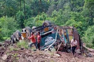 ବାଙ୍ଗରିପୋଷି ଦ୍ୱାରଶୁଣି ଘାଟିରେ ୧୦୦ଫୁଟ ତଳକୁ ଖସିଲା ପିଆଜ ଟ୍ରକ : ଦୁଇ ମୃତ, ଦୁଇ ଆହତ