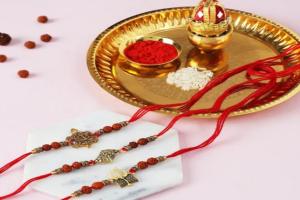 ଆସୁଛି ରାକ୍ଷୀ ପୂର୍ଣ୍ଣିମା: ଭାଇ ପାଇଁ ରାଶି ଅନୁସାରେ ବାଛନ୍ତୁ ରାକ୍ଷୀର ରଙ୍ଗ 