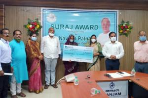 ବିଶ୍ୱ ଅଙ୍ଗଦାନ ଦିବସ ଅବସରରେ ଅଙ୍ଗଦାନ କରିଥିବା ସ୍ୱର୍ଗତ ବିପିନ ପ୍ରଧାନଙ୍କ ପରିବାରକୁ “ସୁରଜ ସମ୍ମାନ’ ଓ ୫ଲକ୍ଷ ଟଙ୍କାର ସହାୟତା ରାଶି ପ୍ରଦାନ