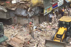 ଦିଲ୍ଲୀରେ ଭୁଶୁଡିଲା ୪ ମହଲା କୋଠା, ବହୁ ଲୋକ ଫସିରହିଥିବା ଆଶଙ୍କା