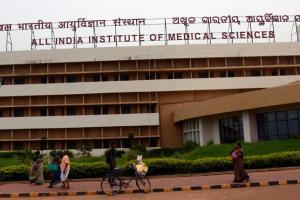 ଏମ୍‌ସ ପରିସର ଜରୁରୀକାଳୀନ ଔଷଧ ଦୋକାନରେ ତାଲା, ରାତି ଅଧରେ ବାହାରକୁ ଦୌଡୁଛନ୍ତି ସମ୍ପର୍କୀୟ