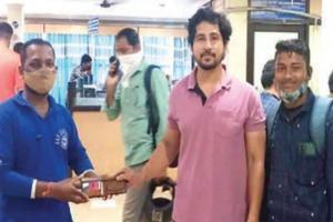 ଆଜି ବି ବଞ୍ଚିଛି ମାନବିକତା; ୫ ଲକ୍ଷର ଚେକ୍ ଥିବା ମନିପର୍ସ ପାଇ ଫେରାଇଲେ ଯୁବକ