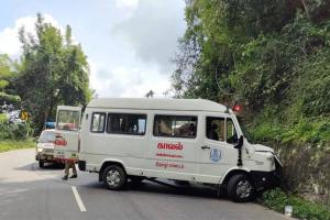 ସେନା ହେଲିକପ୍ଟର ଦୁର୍ଘଟଣାରେ ପ୍ରାଣ ହରାଇଥିବା ସିଡିଏସ୍‌ ବିପିନ୍ ରାଓ୍ୱତ ଏବଂ ଅନ୍ୟ ୧୨ ଜଣଙ୍କ ପାର୍ଥିବ ଶରୀର ନେଇ ଆସୁଥିବା ଆମ୍ବୁଲାନ୍ସ ସାମାନ୍ୟ ଦୁର୍ଘଟଣାଗ୍ରସ୍ତ