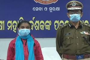 ଡିଜିପିଙ୍କ ଉପସ୍ଥିତିରେ ଆତ୍ମସମର୍ପଣ କଲେ ଏସିଏମ୍ ରାଙ୍କର ମହିଳା ମାଓବାଦୀ