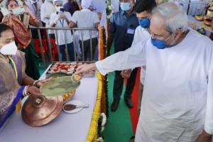 ମହାମାରୀ ସମୟରେ ଭଲ କାମ କରିଥିବାରୁ ପଞ୍ଚାୟତ ପ୍ରତିନିଧିମାନଙ୍କୁ ପ୍ରଶଂସା କରିବା ସହ ମା’ ତାରାତାରିଣୀଙ୍କ ପ୍ରସାଦ ବାଣ୍ଟିଲେ ମୁଖ୍ୟମନ୍ତ୍ରୀ