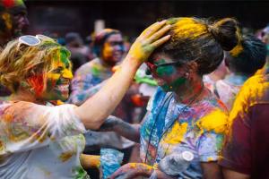 ହୋଲି ଖେଳିବା ପୂର୍ବରୁ ଏହି ସବୁ ଦିଗ ପ୍ରତି ଧ୍ୟାନ ଦିଅନ୍ତୁ, ନଚେତ ଚର୍ମ ଉପରେ ପଡିବ ପ୍ରଭାବ