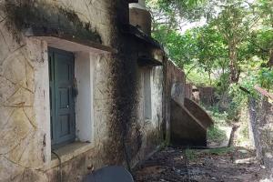 ଇଓ ଙ୍କୁ ଜୀବନରୁ ମାରିବାକୁ ଉଦ୍ୟମ, ବାସଭବନ ଚାରିକଡେ ପେଟ୍ରୋଲ ଢାଳି ନିଆଁ ଲଗାଇଲେ ଦୁର୍ବୁତ୍ତ