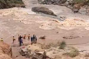 ଭାସିଯାଉଥିବା ତିନି ପୁଅଙ୍କୁ ବଞ୍ଚାଇବାକୁ ଯାଇ ନଦୀକୁ ଡେଇଁଲେ ବାପା, ଜଣେ ନିଖୋଜ