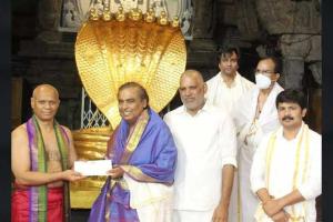 ଗୁରୁଭାୟୁର ମନ୍ଦିର ଦର୍ଶନ କରି  ୧.୫୧ କୋଟି ଦାନକଲେ ଅମ୍ବାନୀ