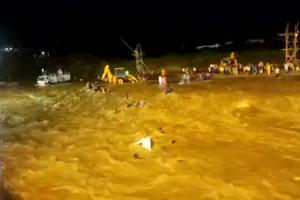 କୋଲକତାରେ ମା’ ଦୁର୍ଗାଙ୍କ ମୂର୍ତ୍ତି ବିସର୍ଜନ ବେଳେ ଅଘଟଣ; ବନ୍ୟା ଜଳରେ ଭାସି ଯାଇ ୮ ମୃତ, ୩୦ରୁ ଉର୍ଦ୍ଧ୍ୱ ନିଖୋଜ