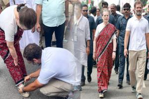 ‘ଭାରତ ଯୋଡ଼’ ଯାତ୍ରାରେ ରାହୁଲଙ୍କ ସହ ସାମିଲ ହେଲେ ମା’ ସୋନିଆ; ରାସ୍ତା ମଝିରେ ମା’ଙ୍କ ଜୋତାର ଫିତା ବାନ୍ଧିଦେଲେ ରାହୁଲ