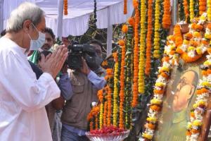 କଟକରେ ନେତାଜୀଙ୍କ ପ୍ରତିମୂର୍ତ୍ତିରେ ପୁଷ୍ପମାଲ୍ୟ ଅର୍ପଣ କଲେ ମୁଖ୍ୟମନ୍ତ୍ରୀ ନବୀନ ପଟ୍ଟନାୟକ