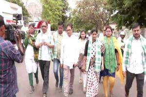 କୁସୁମ ଟେଟେ, ଟଙ୍କଧର ତ୍ରିପାଠୀଙ୍କ ବିରୋଧରେ ରାଜ୍ୟ ନିର୍ବାଚନ ଅଧିକାରୀଙ୍କୁ ଭେଟିଲା ବିଜେଡି