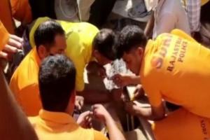 ୭ ଘଣ୍ଟାର ଅକ୍ଲାନ୍ତ ପରିଶ୍ରମ ପରେ ୨୦୦ ଫୁଟ୍ ବୋରୱେଲ ଭିତରେ ଫସିଥିବା ନାବାଳକ ସୁରକ୍ଷିତଭାବେ ଉଦ୍ଧାର