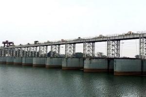 ମୁଣ୍ଡଳି ବ୍ୟାରେଜ୍ ଉପରେ ସ୍କୁଟି ରଖି ମହାନଦୀକୁ ଡେଇଁଲେ ଯୁବତୀ !