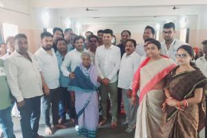 ବଡ଼ବିଲରୁ ଯୋଡ଼ା ଯିବା ବାଟରେ ପଦ୍ମଶ୍ରୀ ତୁଳସୀ ମୁଣ୍ଡାଙ୍କୁ ଭେଟିଲେ ୫ଟି ସଚିବ