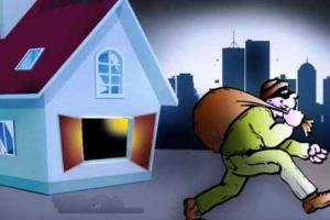 ଧଉଳିରେ ଚଡି ଗ୍ୟାଙ୍ଗ ଆତଙ୍କ, ଘରର ଗ୍ରୀଲ ତାଡ଼ି ଲୁଟିନେଲେ ୨ ଭରି ସୁନା ସହ ୪ଲକ୍ଷ ଟଙ୍କା