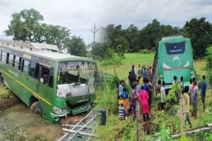 ଭାରସାମ୍ୟ ହରାଇ ଦୁର୍ଘଟଣା ଗ୍ରସ୍ତ ହେଲା ଯାତ୍ରୀବାହୀ ବସ୍‌, ୭ ଯାତ୍ରୀ ଆହତ