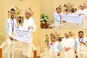 ସ୍ବର୍ଣ୍ଣ ପଦକ ବିଜେତା ହକି ତାରକା ଅମିତ ରୋହିଦାସ ଓ ବ୍ରୋଞ୍ଜ ପଦକ ବିଜେତା ଦୀପ ଗ୍ରେସ ଏକ୍କାଙ୍କୁ ସମ୍ବର୍ଦ୍ଧିତ କଲେ ମୁଖ୍ୟମନ୍ତ୍ରୀ