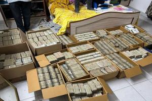 ବେଙ୍ଗାଲୁରୁରେ ଆୟକର ବିଭାଗର ଚଢ଼ାଉବେଳେ କଣ୍ଟ୍ରାକ୍ଟରଙ୍କ ଖଟ ତଳୁ ମିଳିଲା ନଗଦ ୪୨ କୋଟି ଟଙ୍କା