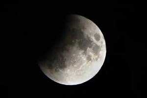 ଦୃଶ୍ୟମାନ ହେଲା ଚଳିତ ବର୍ଷର ଶେଷ ଖଣ୍ଡଗ୍ରାସ ଚନ୍ଦ୍ରଗ୍ରହଣ, ପୃଥିବୀର ବିଭିନ୍ନ ସ୍ଥାନ ସମେତ ଭାରତରେ ଗ୍ରହଣ ଦୃଶ୍ୟମାନ