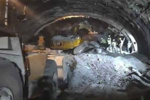 ଟନେଲ୍‌ ଭିତରେ ୬ ଦିନ ହେଲା ଫସି ରହିଛନ୍ତି ୪୦ ଶ୍ରମିକ; ଡ୍ରିଲିଂ ମେସିନ ଉପରେ ଅତଡ଼ା ଖସିବାରୁ ଉଦ୍ଧାର କାର୍ଯ୍ୟ ବାଧାପ୍ରାପ୍ତ