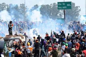 ପୁଲିସ ଓ ଆନ୍ଦୋଳନକାରୀ ଚାଷୀ ମୁହାଁମୁହିଁ: ଲୁହ ବୁହା ଗ୍ୟାସର ଜବାବରେ ଲଙ୍କା ଗୁଣ୍ଡ ପକାଇ ନଡ଼ା ଜାଳିଲେ ଚାଷୀ