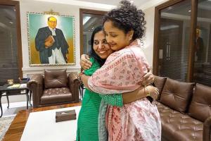 କେଜ୍ରିଓ୍ବାଲଙ୍କ ପତ୍ନୀ ସୁନିତାଙ୍କୁ ଭେଟିଲେ ହେମନ୍ତ ସୋରେନଙ୍କ ପତ୍ନୀ କଳ୍ପନା