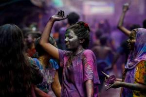 ହୋଲି ଖେଳିବା ପରେ ତ୍ବଚାରୁ ରଙ୍ଗ ଛଡାଇବା ପାଇଁ କେମିକାଲ କ୍ରିମ୍‌ ବଦଳରେ ଆପଣାନ୍ତୁ ଏହି ଘରୋଇ ଉପଚାର…