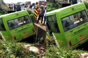 ଭାରସାମ୍ୟ ହରାଇ ରାସ୍ତାକଡ଼ ନାଳକୁ ଖସିଲା ମୋ-ବସ୍‌, ୨୦ ଯାତ୍ରୀ ଆହତ