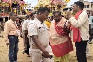 ରଥ ଉପରୁ ଅଣସେବାୟତଙ୍କୁ ବାହାର କଲେ ଶ୍ରୀମନ୍ଦିରର ମୁଖ୍ୟ ପ୍ରଶାସକ