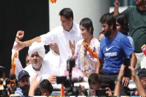 ଭାରତ ଫେରିଲେ ବିନେଶ ଫୋଗଟ, ବିମାନ ବନ୍ଦରରେ ବିନେଶଙ୍କୁ ଭବ୍ୟ ସ୍ବାଗତ