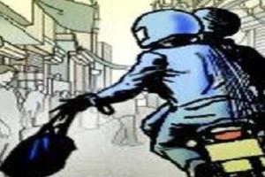 ଦିନ ଦ୍ଵିପ୍ରହରେ ଥାନା ସମ୍ମୁଖରୁ ମହିଳାଙ୍କଠାରୁ ୫ ଲକ୍ଷରୁ ଉର୍ଦ୍ଧ୍ବ ଟଙ୍କା ଲୁଟିନେଲେ ଦୁର୍ବୁତ୍ତ