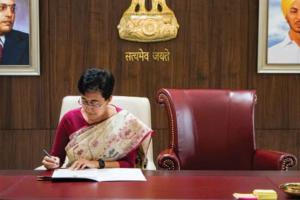 ମୁଖ୍ୟମନ୍ତ୍ରୀ ଭାବେ ଦାୟିତ୍ୱ ନେଲେ ଆତିଶୀ ମାର୍ଲେନା, କେଜ୍ରିଓ୍ୱାଲଙ୍କ ପାଇଁ ଖାଲିରିଖିଲେ ଆଉ ଏକ ଚୌକି….