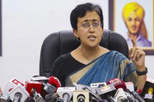 ଆପର ସାଂଘାତିକ ଅଭିଯୋଗ: ଉପରାଜ୍ୟପାଳଙ୍କ ନିର୍ଦ୍ଦେଶରେ ସରକାରୀ ବଙ୍ଗଳାରୁ ଫିଙ୍ଗିଦେଲେ ମୁଖ୍ୟମନ୍ତ୍ରୀଙ୍କ ଜିନିଷପତ୍ର