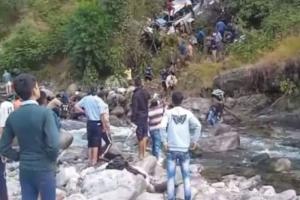 ଖାଇକୁ ଖସିଲା ଯାତ୍ରୀବାହୀ ବସ୍‌, ୨୨ ଯାତ୍ରୀଙ୍କ ମୃତ୍ୟୁ ସୂଚନା