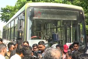 ‘ମୋ ବସ୍’ ଧକ୍କାରେ ୨ ଗୁରୁତର: ଘଟଣାସ୍ଥଳରେ ଉତ୍ତେଜନା, ମୋ ବସ’ କୁ ଅଟକାଇଲେ ଲୋକେ