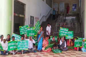 ବ୍ରହ୍ମଗିରି ବିଧାୟିକାଙ୍କ ସମୀକ୍ଷା ବୈଠକକୁ ବିରୋଧ : ବ୍ଲକ ଆଗରେ ଧାରଣା, ଆସିଲେନି ଉପାସନା